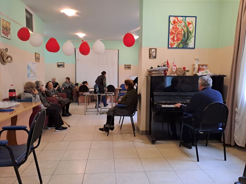 File:The hall in the center for the elderly.jpg